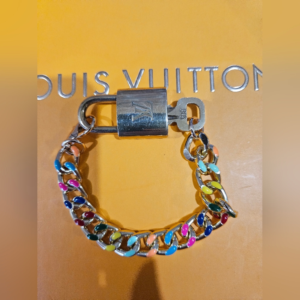 Louis Vuitton Gold lock #305     And Key
